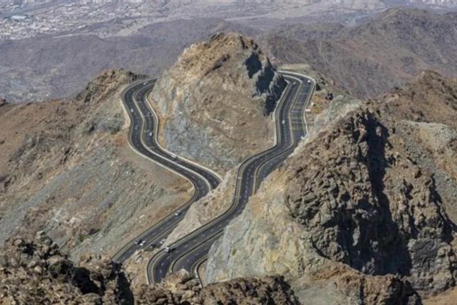 اكتشف متعة القيادة: أبرز الطرق السياحية في المملكة